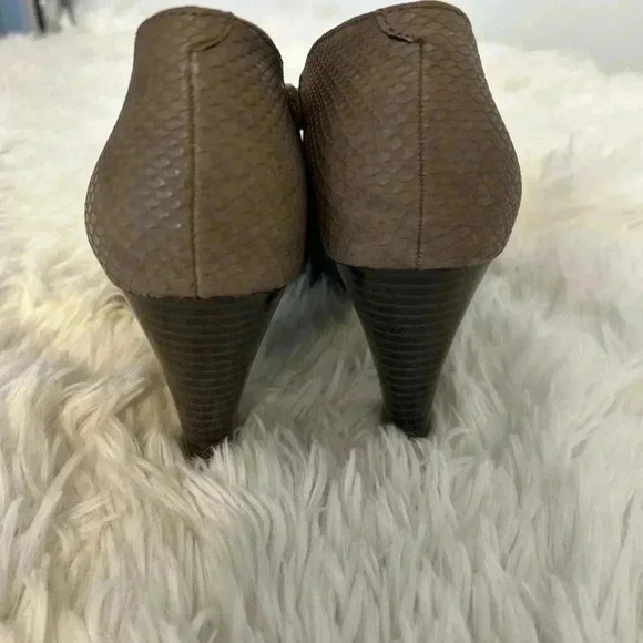 Size 6.‎ Whitemt. Shoes. Great preowned condition. - Picture 7 of 10